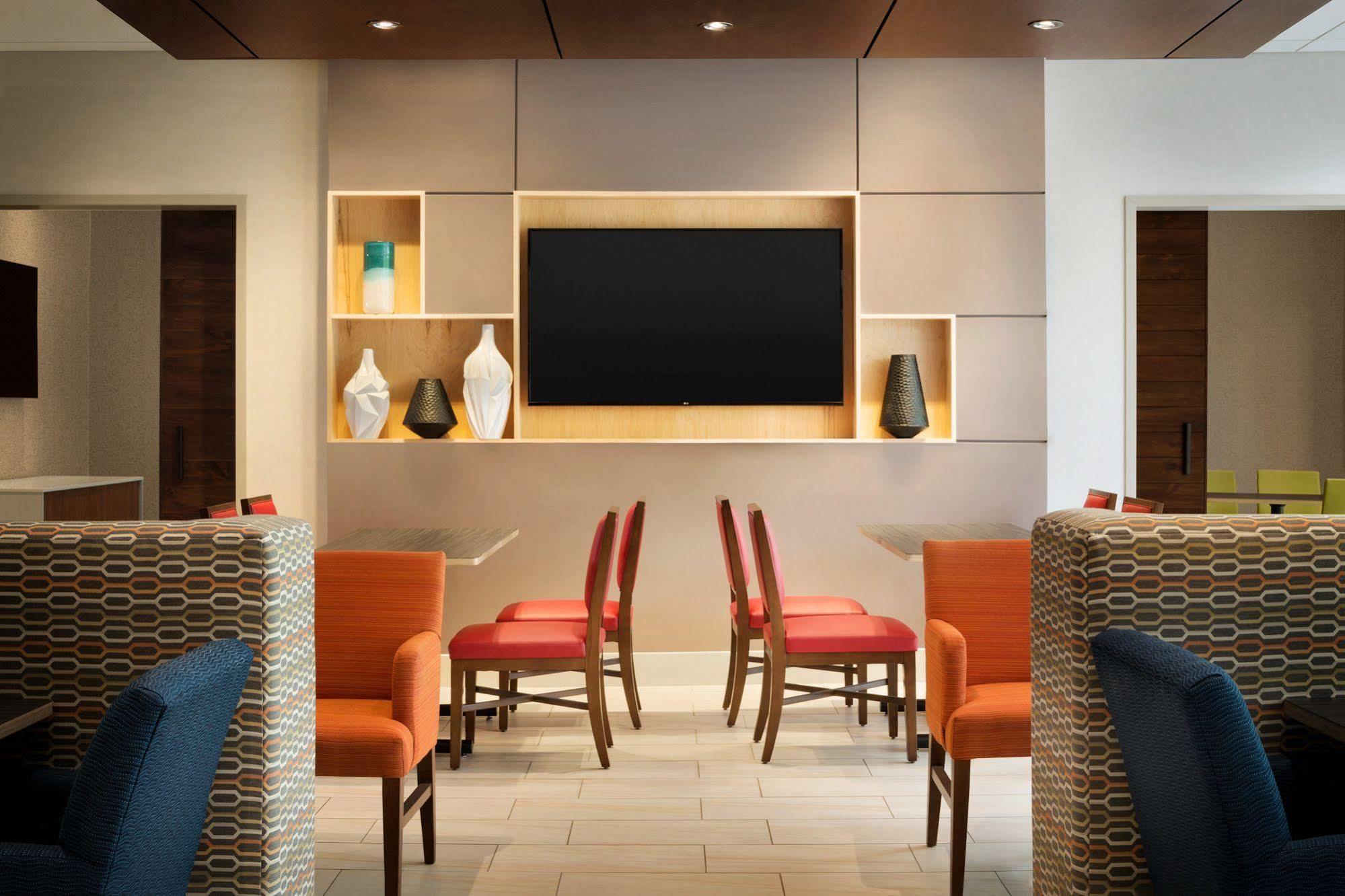 Holiday Inn Express & Suites - Columbus Airport East By Ihg Exterior foto